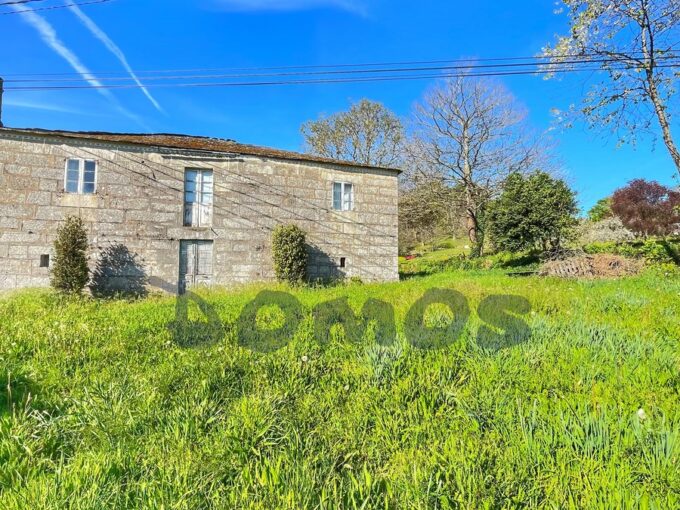 Venta de casa de piedra rústica a 15 km. de Lugo