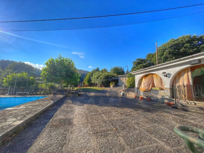 Chalet en venta con piscina en Vilaxurxo-Castroverde