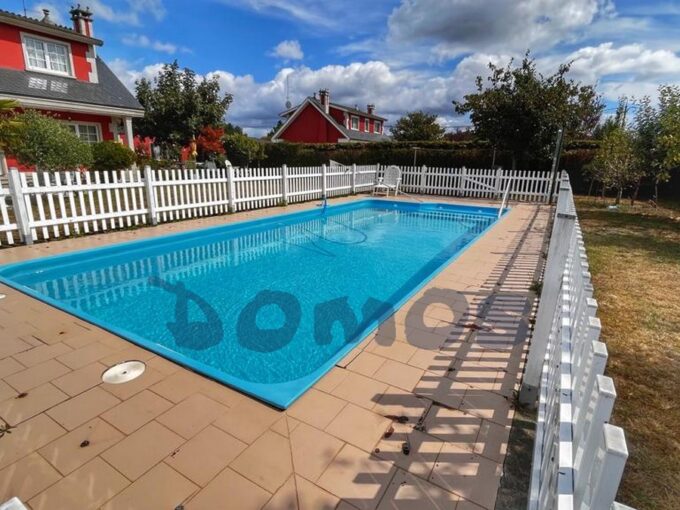 Chalet en venta con piscina en Outeiro de Rei en Lugo