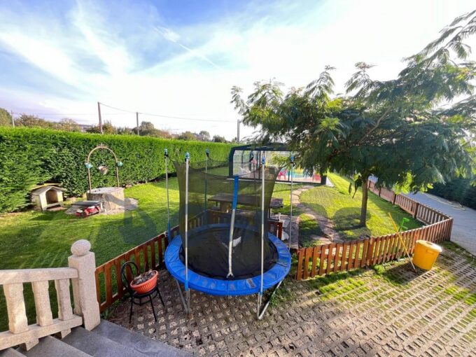 Chalet con piscina cubierta y jardín en Outeiro de Rei