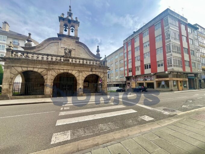 ¡Haz que tu negocio destaque! Local en esquina muy visible en Lugo